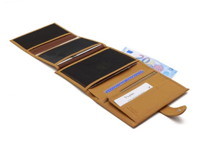 La Guêpe - Petite Maroquinerie - Portefeuille en cuir grainé beige avec patte - 15 cm 4 volets - PM-020-05