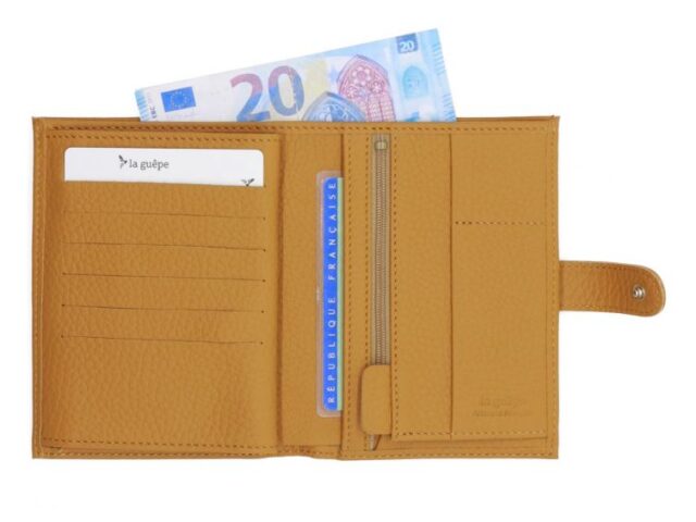 La Guêpe - Petite Maroquinerie - Portefeuille en cuir grainé beige avec patte - 15 cm 4 volets - PM-020-05