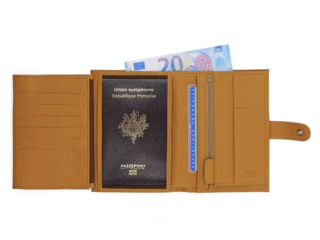 La Guêpe - Petite Maroquinerie - Portefeuille en cuir grainé beige avec patte - 15 cm 4 volets - PM-020-05