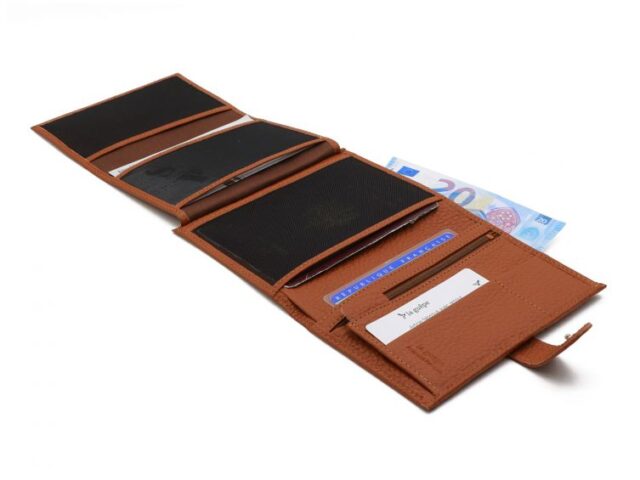 La Guêpe - Petite Maroquinerie - Portefeuille en cuir grainé marron avec patte - 15 cm 4 volets - PM-020-05