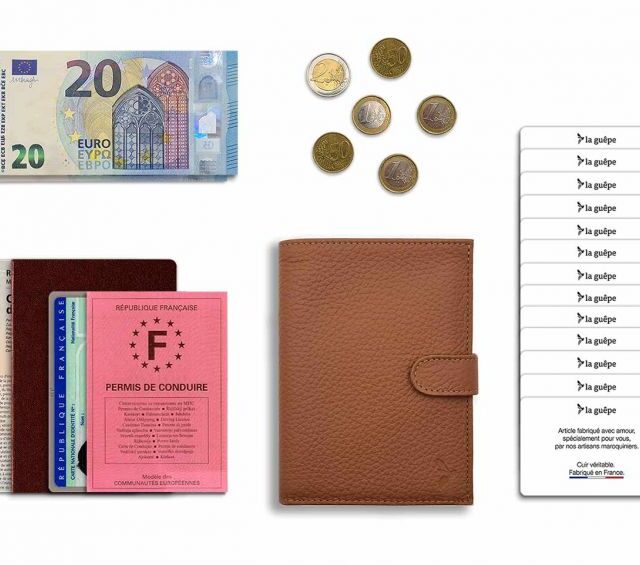 La Guêpe - Petite Maroquinerie - Portefeuille en cuir grainé marron avec patte - 15 cm 4 volets - PM-020-05