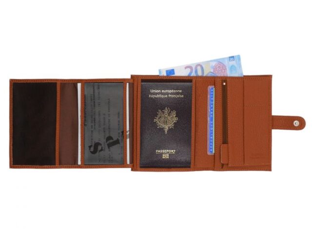 La Guêpe - Petite Maroquinerie - Portefeuille en cuir grainé marron avec patte - 15 cm 4 volets - PM-020-05