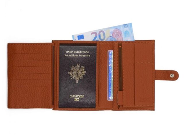 La Guêpe - Petite Maroquinerie - Portefeuille en cuir grainé marron avec patte - 15 cm 4 volets - PM-020-05