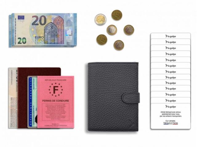 La Guêpe - Petite Maroquinerie - Portefeuille en cuir grainé noir avec patte - 15 cm 4 volets - PM-020-05