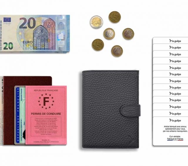 La Guêpe - Petite Maroquinerie - Portefeuille en cuir grainé noir avec patte - 15 cm 4 volets - PM-020-05