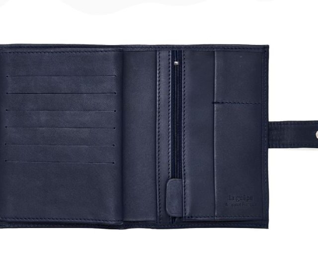 La Guêpe - Petite Maroquinerie - Portefeuille "Luxe" en cuir bleu avec patte - 15 cm 4 volets - PM-020-01