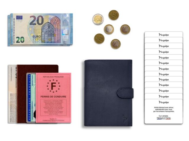 La Guêpe - Petite Maroquinerie - Portefeuille "Luxe" en cuir bleu avec patte - 15 cm 4 volets - PM-020-01