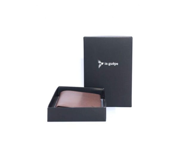 La Guêpe - Petite Maroquinerie - Portefeuille "Luxe" en cuir marron avec patte - 15 cm 4 volets - PM-020-01