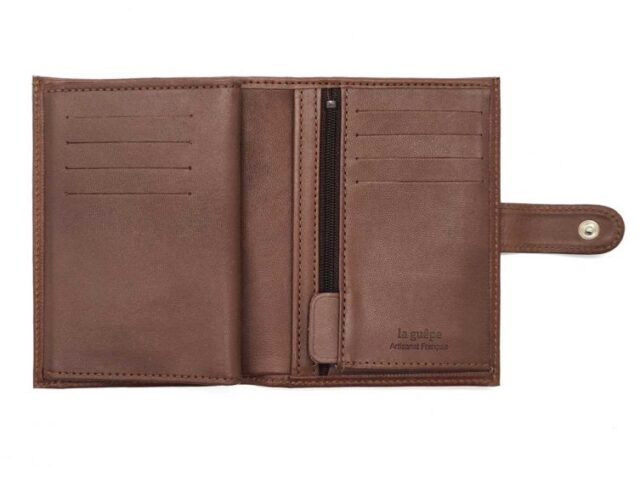 La Guêpe - Petite Maroquinerie - Portefeuille "Luxe" en cuir marron fermeture patte - 13 cm 4 volets - PM-016-01