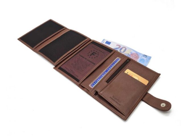 La Guêpe - Petite Maroquinerie - Portefeuille "Luxe" en cuir marron fermeture patte - 13 cm 4 volets - PM-016-01