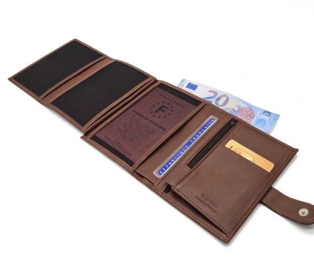 La Guêpe - Petite Maroquinerie - Portefeuille "Luxe" en cuir marron fermeture patte - 13 cm 4 volets - PM-016-01
