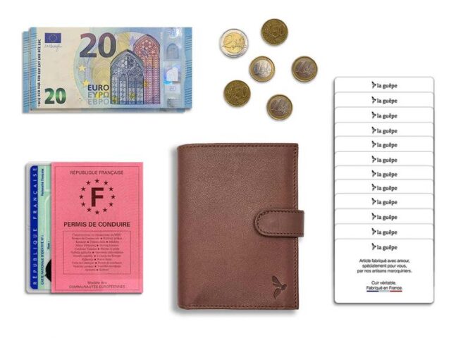 La Guêpe - Petite Maroquinerie - Portefeuille "Luxe" en cuir marron fermeture patte - 13 cm 4 volets - PM-016-01