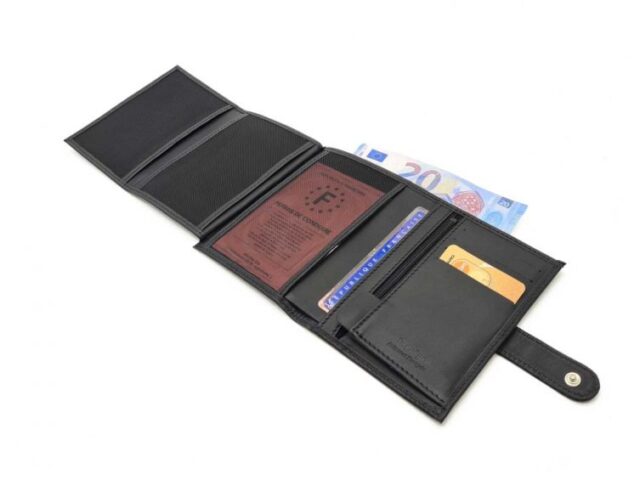 La Guêpe - Petite Maroquinerie - Portefeuille "Luxe" en cuir noir fermeture patte - 13 cm 4 volets - PM-016-01