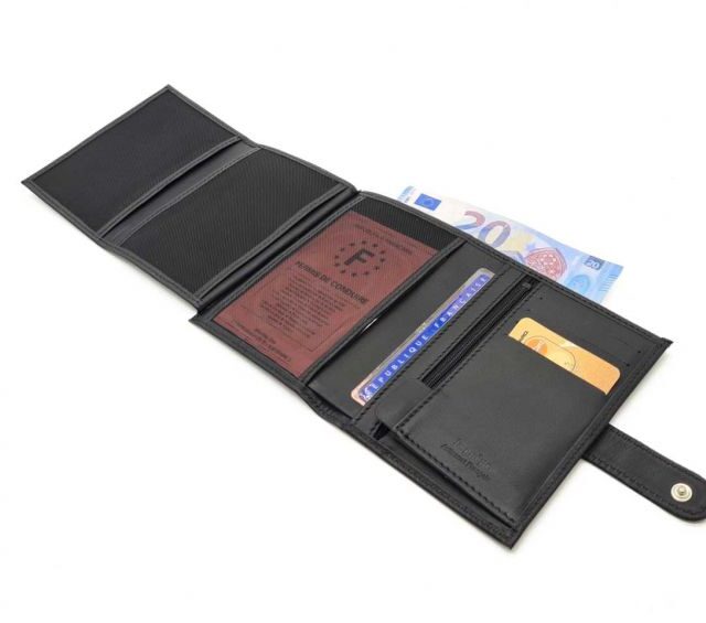 La Guêpe - Petite Maroquinerie - Portefeuille "Luxe" en cuir noir fermeture patte - 13 cm 4 volets - PM-016-01