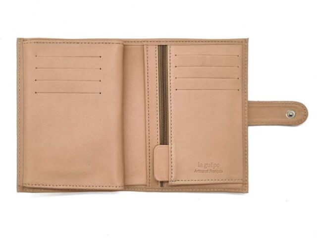 La Guêpe - Petite Maroquinerie - Portefeuille "Luxe" en cuir nude fermeture patte - 13 cm 4 volets - PM-016-01