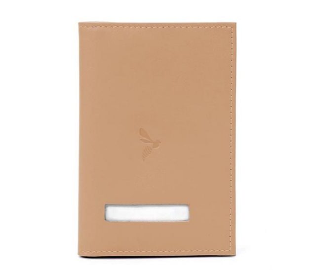 La Guêpe - Petite Maroquinerie - Protège passeport en cuir - caramel - 421