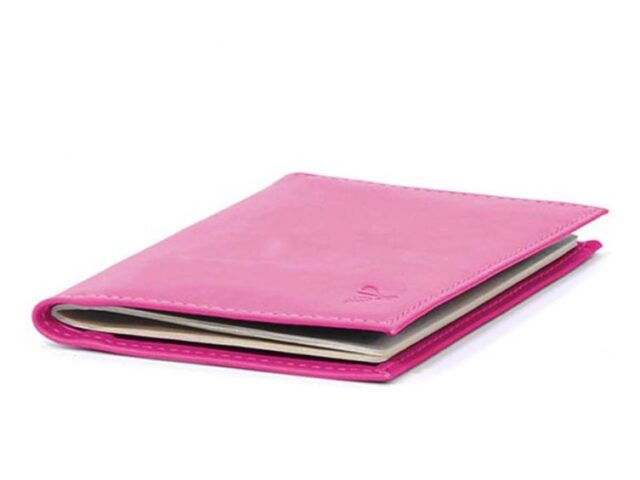 La Guêpe - Petite Maroquinerie - Protège passeport en cuir - fuchsia - 421