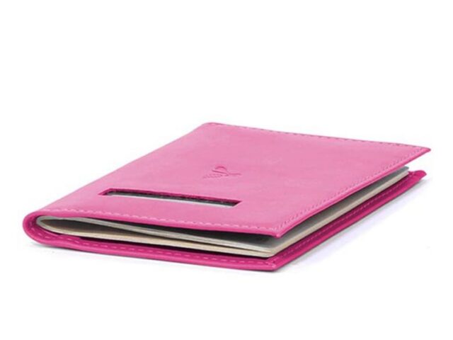 La Guêpe - Petite Maroquinerie - Protège passeport en cuir - fuchsia - 421
