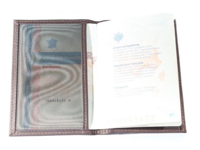 La Guêpe - Petite Maroquinerie - Protège passeport en cuir marron - 421