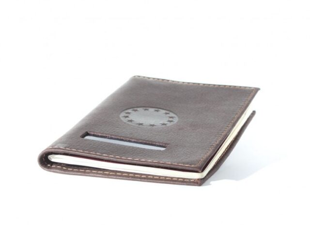 La Guêpe - Petite Maroquinerie - Protège passeport en cuir marron - 421