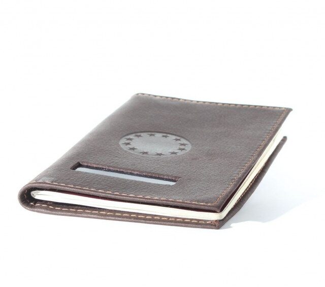 La Guêpe - Petite Maroquinerie - Protège passeport en cuir marron - 421