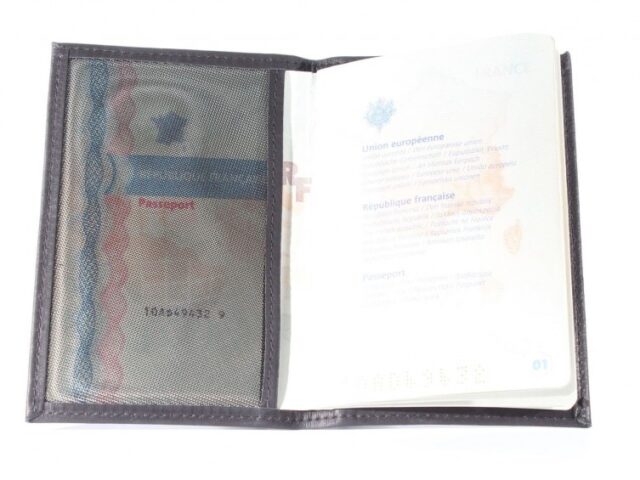 La Guêpe - Petite Maroquinerie - Protège passeport en cuir noir - 421