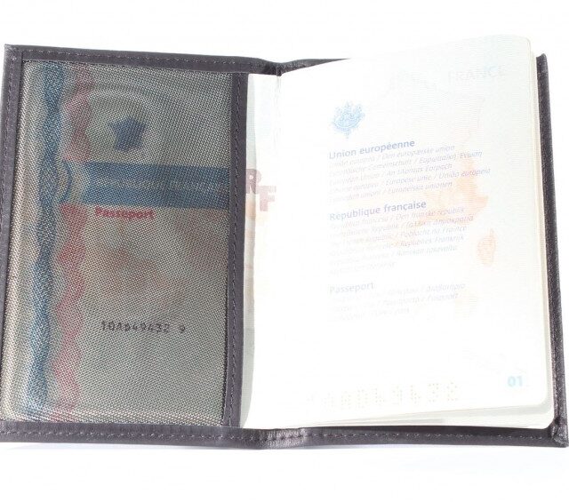 La Guêpe - Petite Maroquinerie - Protège passeport en cuir noir - 421