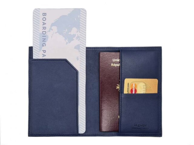 La Guêpe - Petite Maroquinerie - Protège passeport "Luxe" en cuir bleu - avec porte billet avion - PM-033-01