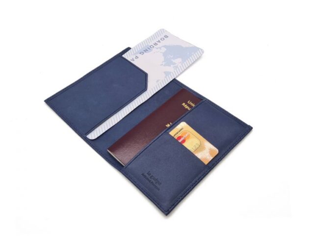 La Guêpe - Petite Maroquinerie - Protège passeport "Luxe" en cuir bleu - avec porte billet avion - PM-033-01