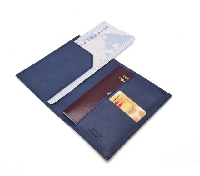 La Guêpe - Petite Maroquinerie - Protège passeport "Luxe" en cuir bleu - avec porte billet avion - PM-033-01