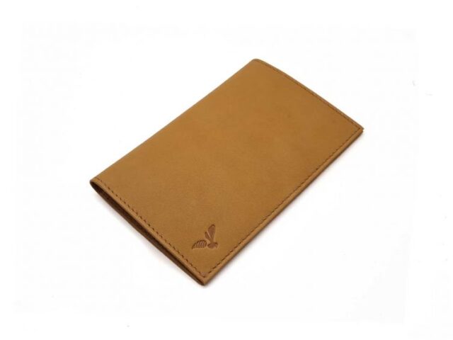 La Guêpe - Petite Maroquinerie - Protège passeport "Luxe" en cuir gold - simple 2 volets - PM-032-01