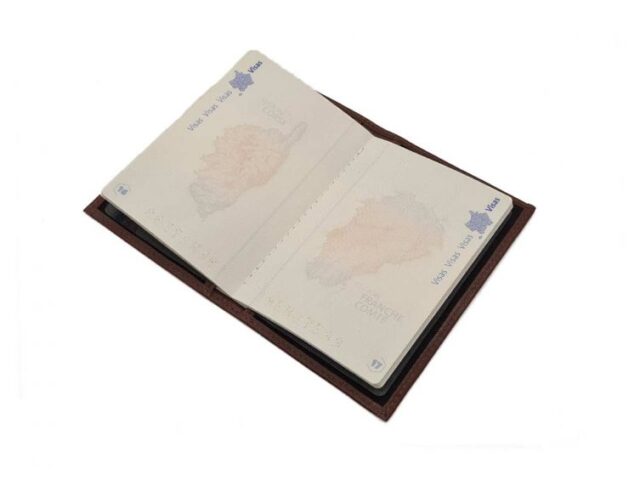 La Guêpe - Petite Maroquinerie - Protège passeport "Luxe" en cuir marron - simple 2 volets - PM-032-01
