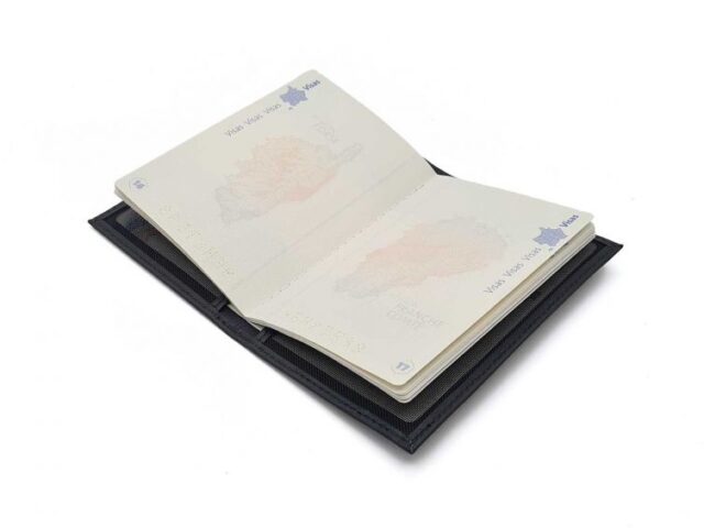 La Guêpe - Petite Maroquinerie - Protège passeport "Luxe" en cuir noir - simple 2 volets - PM-032-01