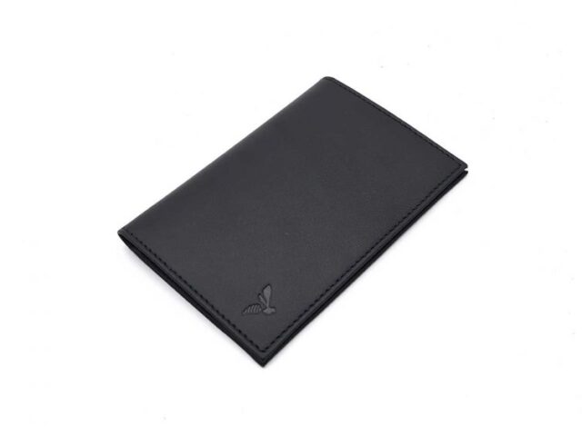 La Guêpe - Petite Maroquinerie - Protège passeport "Luxe" en cuir noir - simple 2 volets - PM-032-01