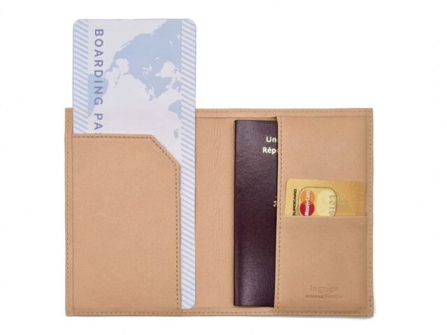 La Guêpe - Petite Maroquinerie - Protège passeport "Luxe" en cuir nude - avec porte billet avion - PM-033-01