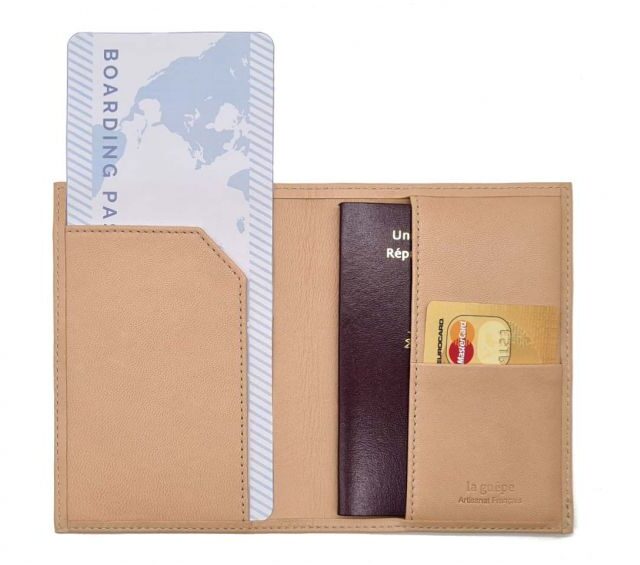 La Guêpe - Petite Maroquinerie - Protège passeport "Luxe" en cuir nude - avec porte billet avion - PM-033-01