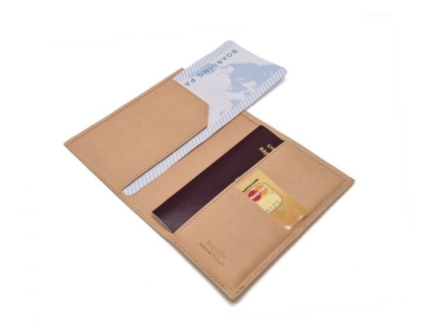 La Guêpe - Petite Maroquinerie - Protège passeport "Luxe" en cuir nude - avec porte billet avion - PM-033-01