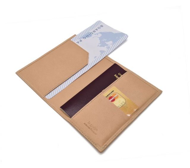 La Guêpe - Petite Maroquinerie - Protège passeport "Luxe" en cuir nude - avec porte billet avion - PM-033-01