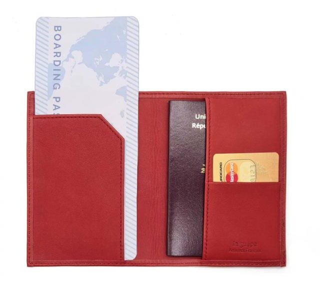La Guêpe - Petite Maroquinerie - Protège passeport "Luxe" en cuir rouge - avec porte billet avion - PM-033-01