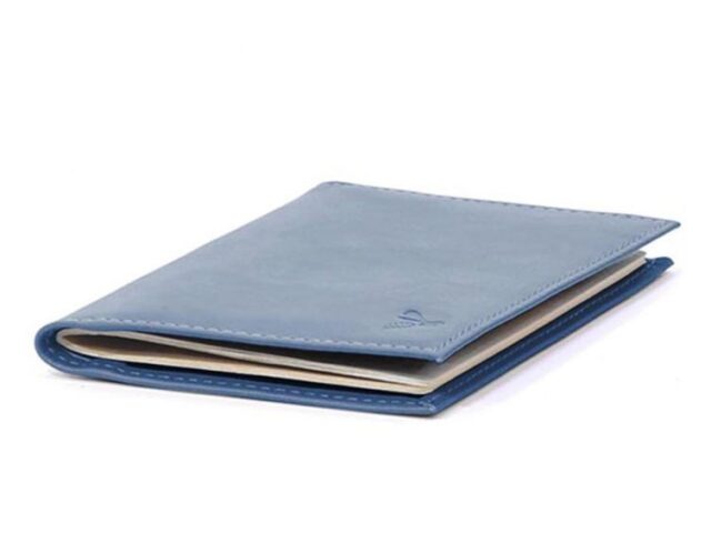 La Guêpe - Petite Maroquinerie - Protège passeport en cuir - bleu de prusse - 421