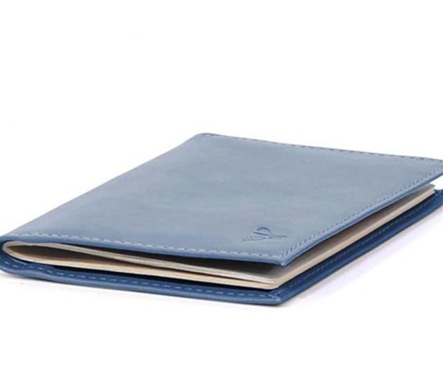 La Guêpe - Petite Maroquinerie - Protège passeport en cuir - bleu de prusse - 421