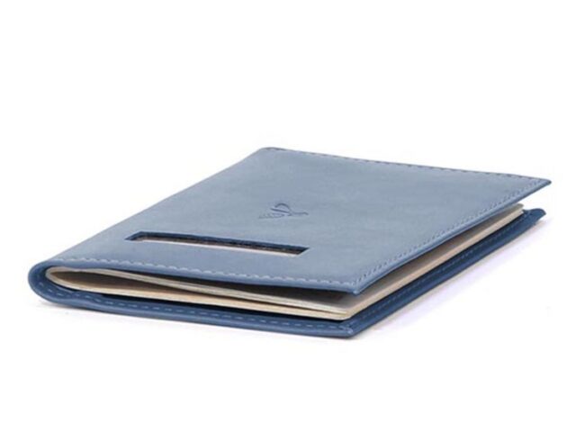 La Guêpe - Petite Maroquinerie - Protège passeport en cuir - bleu de prusse - 421