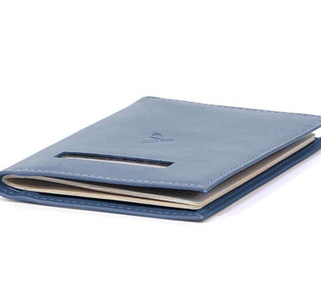 La Guêpe - Petite Maroquinerie - Protège passeport en cuir - bleu de prusse - 421