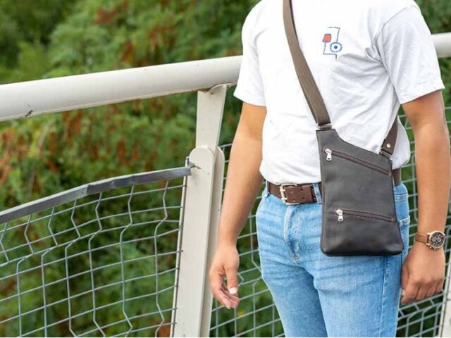 La Guêpe - Petite Maroquinerie - Sacoche bandoulière holster en cuir gold