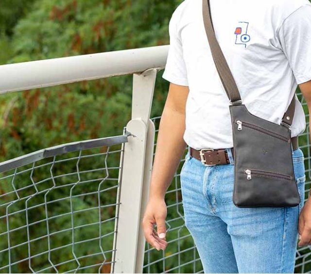 La Guêpe - Petite Maroquinerie - Sacoche bandoulière holster en cuir gold