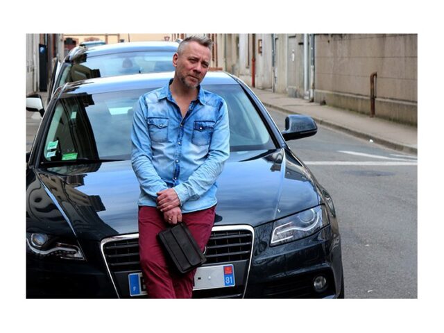 La Guêpe - Petite Maroquinerie - Sacoche en cuir noir avec dragonne