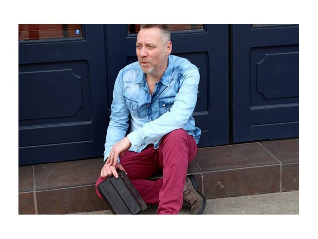 La Guêpe - Petite Maroquinerie - Sacoche en cuir marron avec dragonne