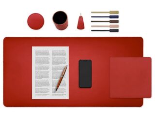 Set de bureau rouge – SM500-80×40 – TS500 – PC500 – SV500 – P-clé triangle – 5x tags par la marque LAVOISIER Maroquinier LAVOISIER Maroquinier - Set de bureau rouge – SM500-80×40 – TS500 – PC500 – SV500 – P-clé triangle – 5x tags