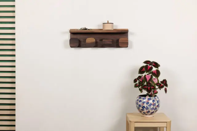 Manufacture Jacquemin - Porte manteau étagère en noyer – Grand modèle