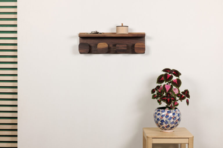 Manufacture Jacquemin - Porte manteau étagère en noyer - Grand modèle